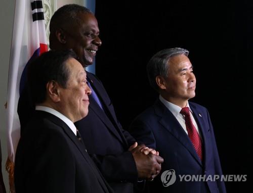 6月3日，在新加坡，韩国防长李钟燮（右起）同美国国防部长劳埃德·奥斯汀、日本防卫大臣浜田靖一举行会谈。 韩联社