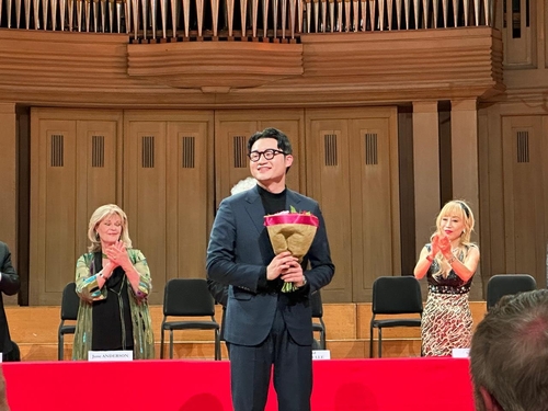 当地时间6月4日，在比利时，韩国声乐家金泰韩在“伊丽莎白女王国际音乐比赛”声乐比赛决赛上夺冠。图为金泰韩夺冠后接受祝贺。 伊丽莎白女王国际音乐比赛视频截图（图片严禁转载复制）