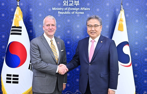 韩外长朴振会见美国参议员沙利文