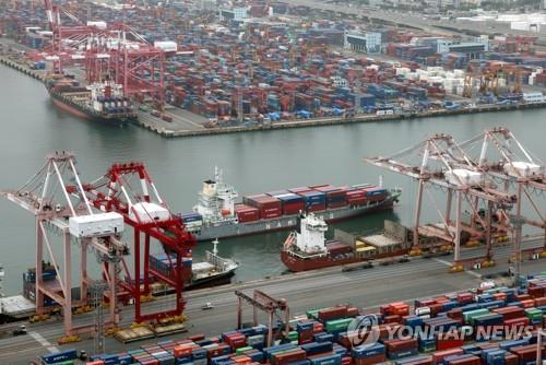 资料图片：堆放在釜山港进出口码头的集装箱 韩联社