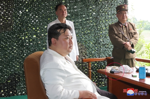 金正恩指导射弹现场有貌似折叠机之物吸睛