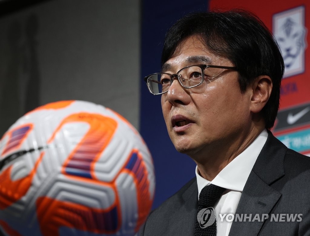 7月14日，在首尔市钟路区足球会馆，韩国男足亚运队教练黃善洪公布参加2022杭州亚运足球赛的22人最终名单。 韩联社