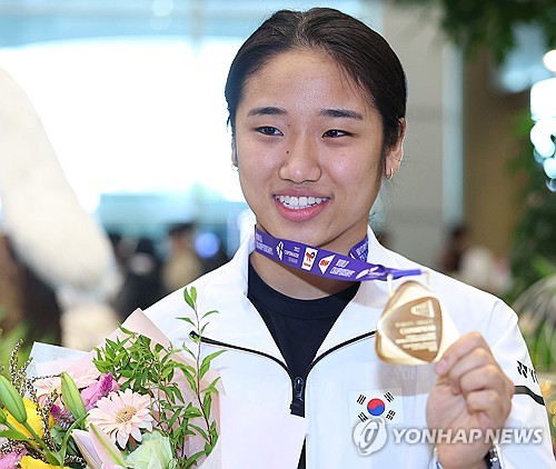 8月29日，在仁川国际机场第一航站楼，在2023年世界羽毛球锦标赛上囊括3金的韩国羽毛球队载誉而归。图为女单冠军安洗莹。 韩联社