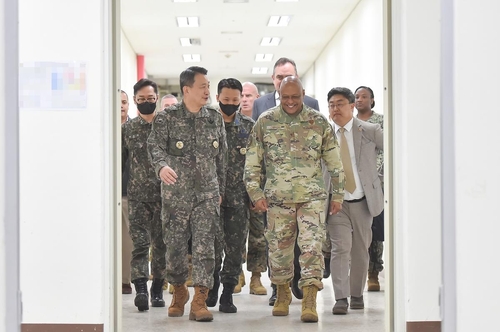 韩联参议长在卫戍部队地堡会见美军战略司令