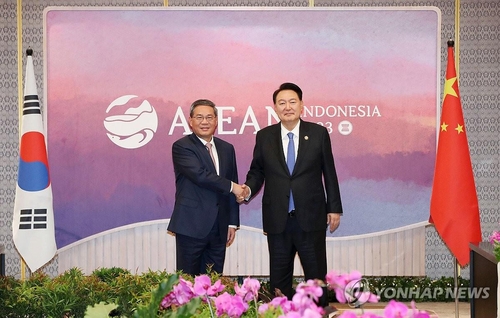 当地时间9月7日，在印尼雅加达会议中心，尹锡悦（右）与中国国务院总理李强合影留念。 韩联社
