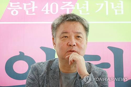 9月8日，在首尔钟路区，余华出席纪念其从事文学创作40周年的记者座谈会。 韩联社