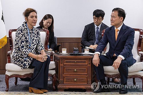 韩统一部长官金暎浩会见联合国人权报告员萨尔蒙