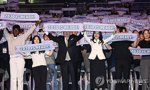 9月14日，在釜山电影殿堂，尹锡悦（第一排左三）出席“2023青年日纪念仪式”。 韩联社