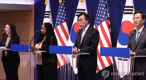 9月15日，在首尔外交部大楼，韩国外交部第一次官（副部长）张虎镇（右二）出席记者会介绍韩美延伸威慑战略磋商（EDSCG）第四次会议成果。韩美外交和国防副部级官员当天在外交部大楼举行会议，就合力应对朝鲜核导威胁的方案进行探讨。 韩联社