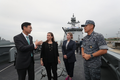 韩美官员访问韩海军舰队司令部登护卫舰