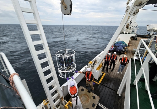 9月14日，韩国水产科学院研究员正采集用于检测的海水样本。 韩联社