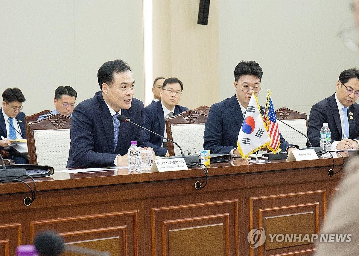9月18日，在首尔龙山国防部大楼，韩美联合国防协商机制（KIDD）第23次会议举行。图为韩国国防政策室室长许泰根（音，左）在会上发言。 韩联社/韩国国防部供图（图片严禁转载复制）