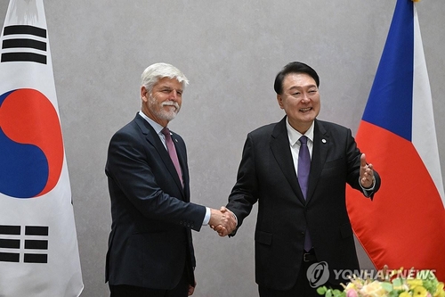 当地时间9月18日，在纽约，韩国总统尹锡悦（右）会见捷克总统彼得·帕维尔。 韩联社/联合摄影记者团