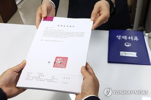 9月19日，法院针对共同民主党党首李在明提出的拘留同意请求书被提交至国会。 韩联社