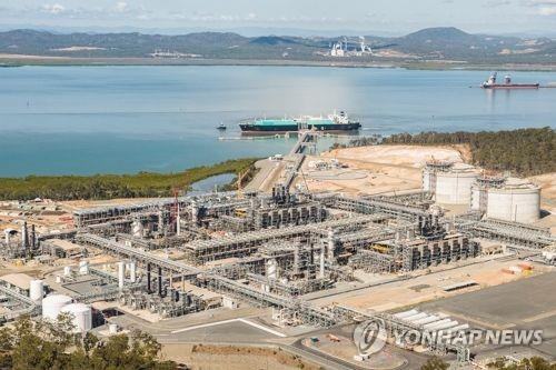 资料图片：图为韩国天然气公社在澳大利亚开展的格拉德斯通液化天然气（GLNG）项目全景，摄于2018年5月。 韩联社/韩国天然气公社供图（图片严禁转载复制）