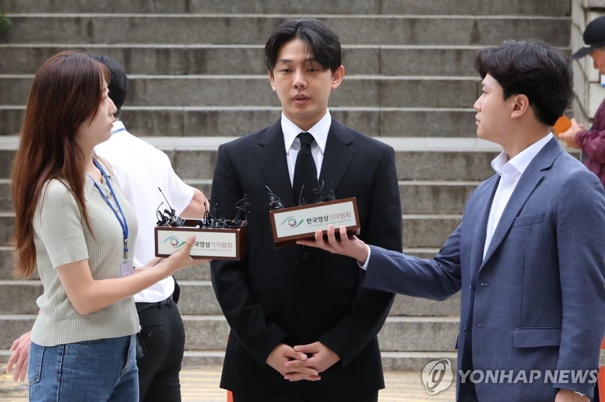 9月21日、ソウル中央地裁でユ・アインさん（中央）が逮捕の必要性について尋問を受けるため出廷した。聯合ニュース