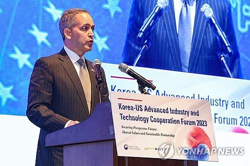 资料图片：2023年9月21日，在龙山君悦酒店举行的第二届韩美尖端产业技术合作论坛，美国商务部副部长唐·格雷夫斯致贺词。 韩联社