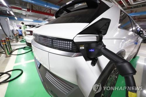 资料图片：首尔市区的一处电动汽车充电站 韩联社