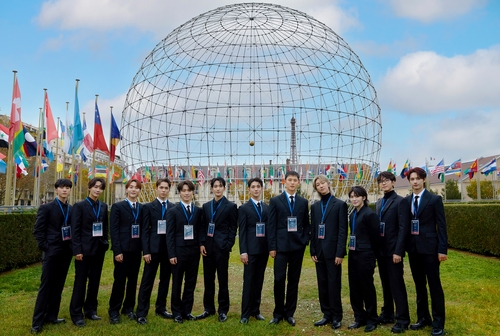 当地时间11月14日，在位于法国巴黎的联合国教科文组织总部，韩国男团SEVENTEEN出席第13届联合国教科文组织青年论坛。 Pledis娱乐供图（图片严禁转载复制）