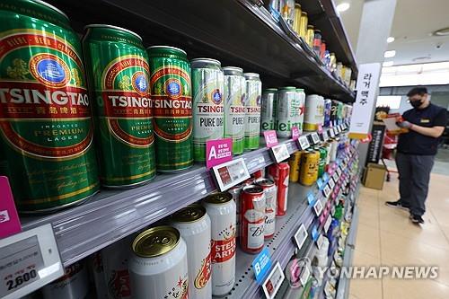 资料图片：首尔一家超市的啤酒货架 韩联社