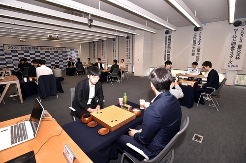 11月17日，2023三星车险杯世界围棋大师赛（三星杯）32强比赛在韩国京畿道高阳三星研修院进行。 韩联社/韩国棋院供图（图片严禁转载复制）