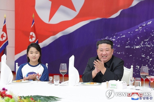 金正恩携妻女出席射星庆功宴 参会人统一着装吸睛