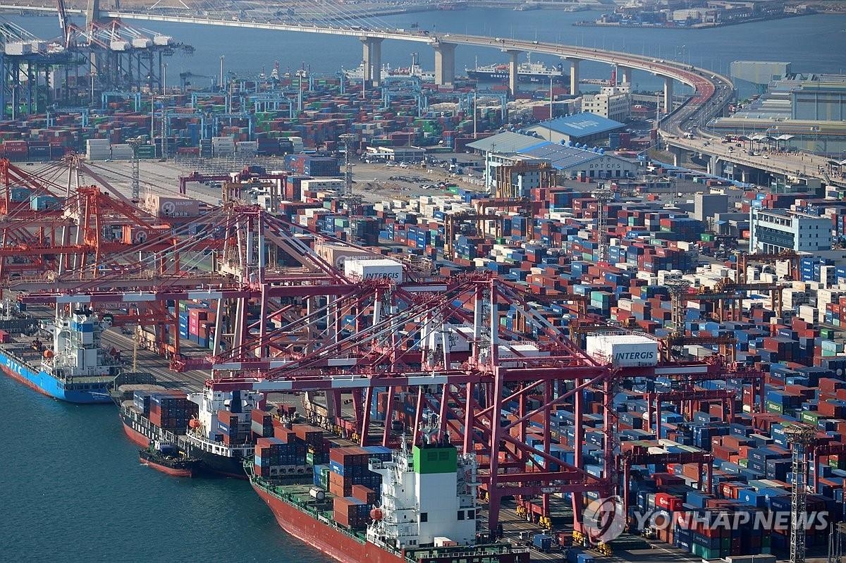 资料图片：釜山港货运码头 韩联社