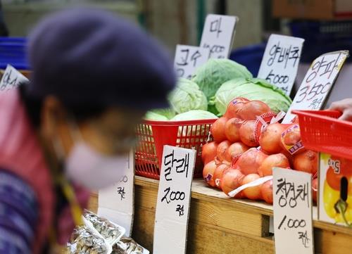 资料图片：11月5日，在首尔一处传统市场，市民正在选购蔬菜。 韩联社
