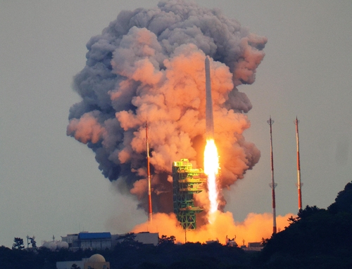 资料图片：“世界”号运载火箭发射升空 韩联社