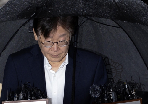 资料图片：9月26日，在首尔中央地方法院，共同民主党党首李在明为接受逮捕必要性审查而前往首尔中央地方法院。 韩联社