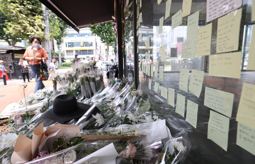 资料图片：民众写给新林站附近持刀行凶案受害者的悼念留言，图片摄于7月25日。 韩联社