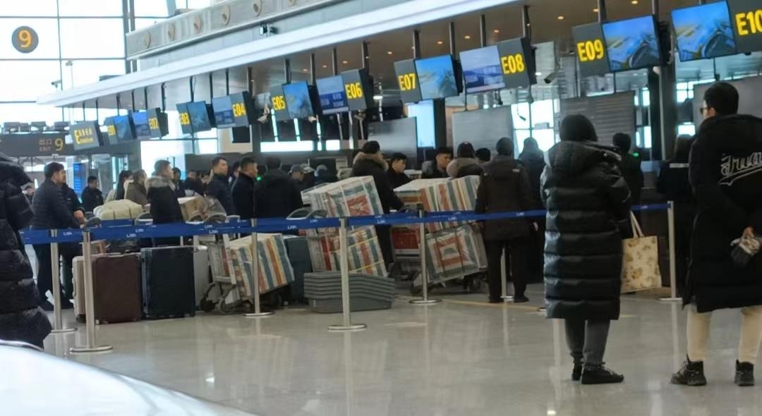 12月13日，在沈阳桃仙国际机场，朝鲜旅客们正在办理高丽航空沈阳至平壤航班的登机手续。 韩联社