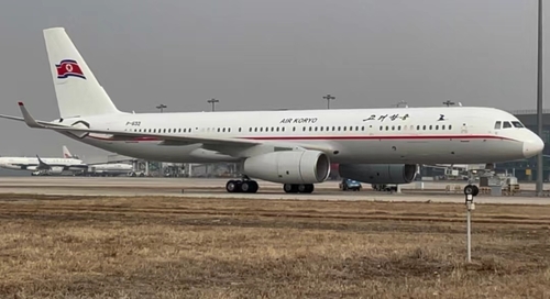 12月13日，在沈阳桃仙国际机场，一架朝鲜高丽航空的客机停靠航站楼。 韩联社