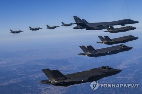 资料图片：2月19日，在韩半岛上空，韩美空军举行联合空中演习，反制朝鲜发射洲际弹道导弹。 韩联社/联参供图（图片严禁转载复制）