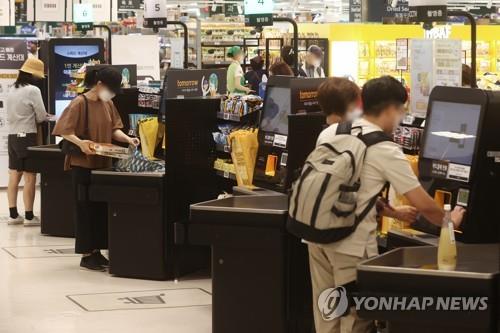 资料图片：首尔超市内的自助结算台 韩联社