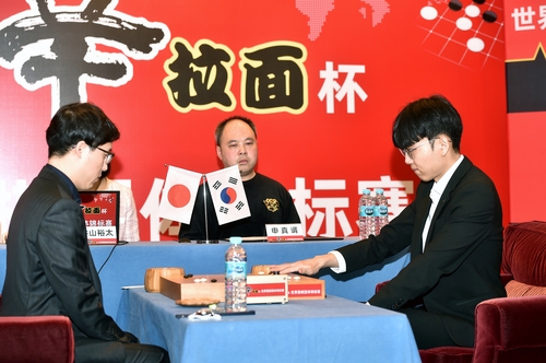 2月19日，在上海，韩国棋手申真谞九段（右）与日本棋手井山裕太进行比赛。 韩国棋院供图（图片严禁转载复制）