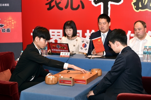 2月20日，在上海，韩国棋手申真谞九段（左）与中国棋手赵晨宇九段进行比赛。 韩国棋院供图（图片严禁转载复制）