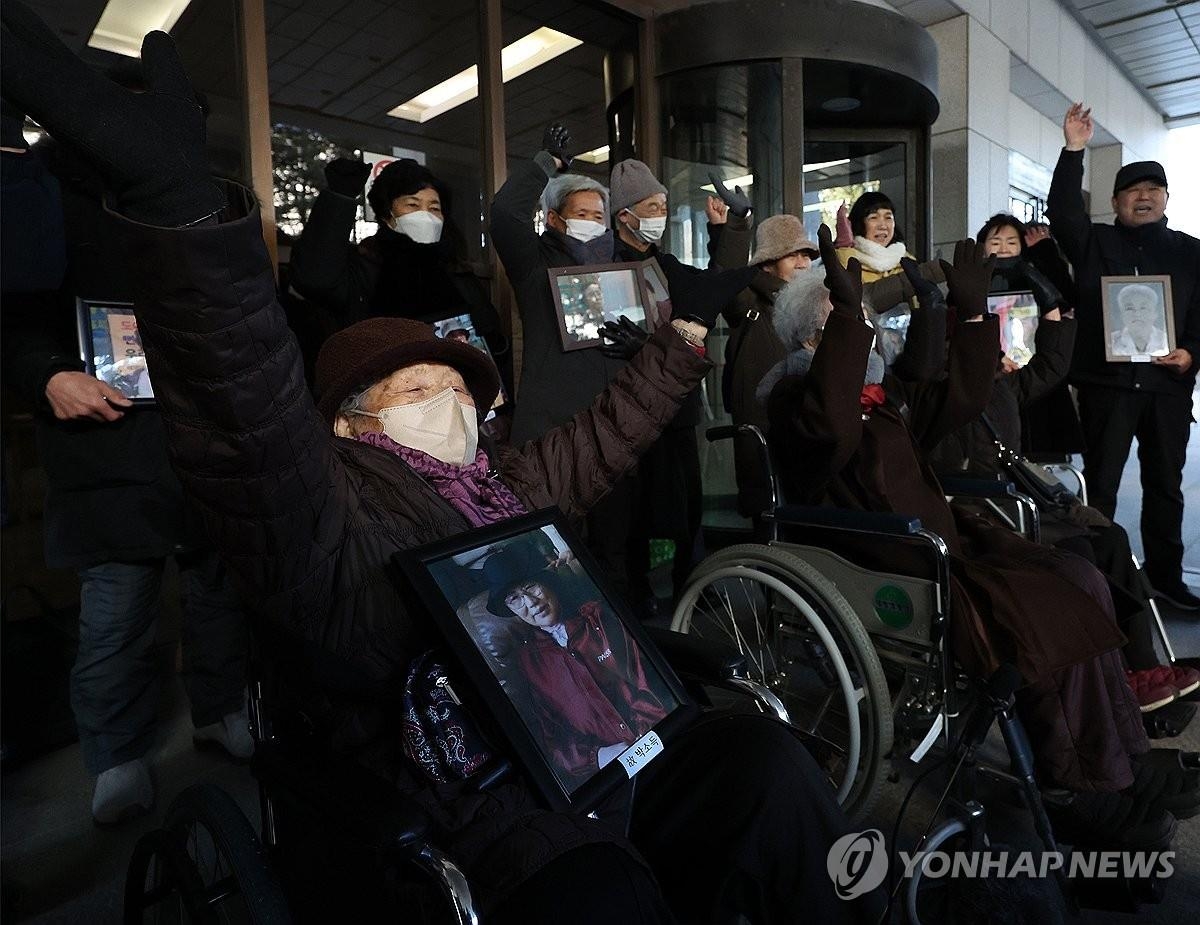 资料图片：1月25日，韩国大法院就二战掳日劳工受害者及遗属针对日本不二越公司提起的索赔诉讼作出原告胜诉判决。图为原告方欢呼庆祝。 韩联社