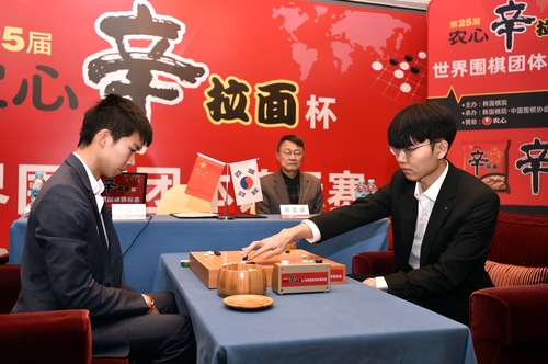 2月23日，在上海进行的第25届农心辛拉面杯世界围棋团体锦标赛第14局比赛上，韩中主将上演终极对决，最终申真谞击败中国队辜梓豪，帮助韩国队豪取农心杯四连冠。 韩联社/韩国棋院供图（图片严禁转载复制）