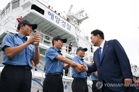 尹锡悦视察非法捕捞中国渔船严打行动现场