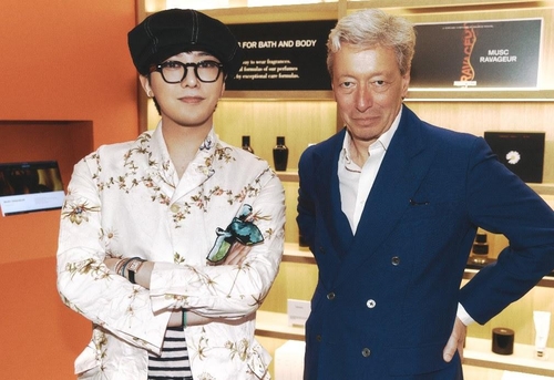 G-DRAGON（左）与法国著名香水品牌“EDITIONS DE PARFUMS FREDERIC MALLE”的创始者斐德瑞克·马尔 Galaxy Corporation供图（图片严禁转载复制）