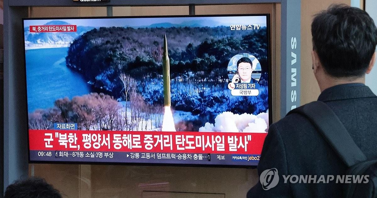 资料图片：4月2日，在首尔站，市民收看朝鲜射弹相关新闻报道。 韩联社