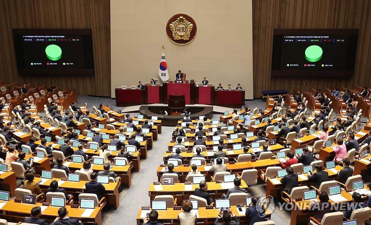 5月2日，韩国国会召开全体会议，表决通过《梨泰院惨剧特别法案》。 韩联社