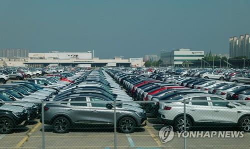 资料图片：雷诺韩国釜山工厂生产的新车等待装船出口。 韩联社/雷诺韩国供图（图片严禁转载复制）