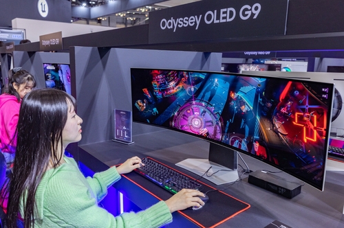 资料图片：在2023年韩国国际游戏展“G-STAR”上，三星电子工作人员介绍“Odyssey OLED G9”产品。 三星电子供图（图片严禁转载复制）