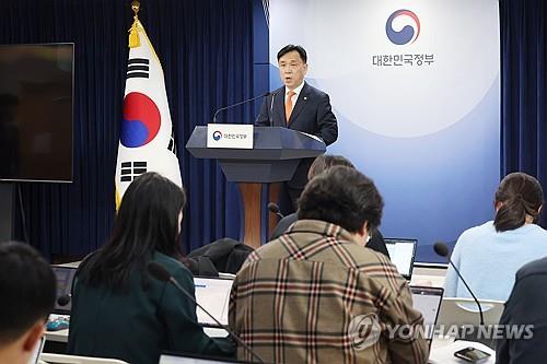 5月10日，科技部第二次官（副部长级）姜度贤在政府首尔办公大楼举行记者会。 韩联社
