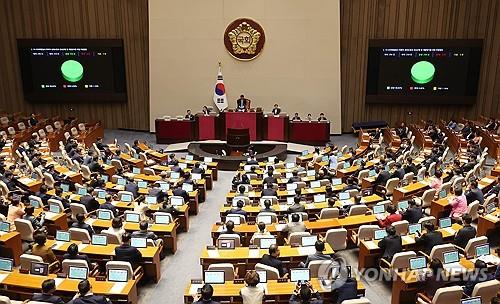 资料图片：5月2日，韩国国会召开全体会议，表决通过《梨泰院惨剧特别法案》。 韩联社