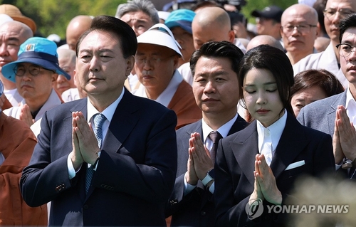 5月19日，在京畿道杨州市的桧岩寺，韩国总统尹锡悦（前排左）和夫人金建希（前排右）出席佛祖舍利返还纪念仪式。日本殖民统治时期流失海外近百年的佛祖舍利上月由波士顿美术馆返还韩国。 韩联社