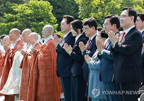 5月19日，在京畿道杨州市的桧岩寺，韩国总统尹锡悦（右六）和夫人金建希（右五）出席佛祖舍利返还纪念仪式。 韩联社