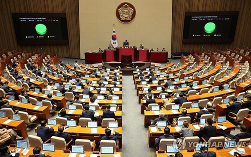 资料图片：5月28日，韩国国会全体会议处理《岁月号损失支援法》修正案。 韩联社